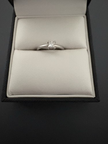 Size 18ct white gold - j,