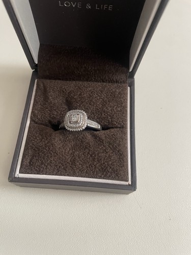 Tiered 9ct white gold cushion - gold,