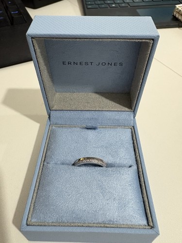 Gorgeous 9ct white - white, gold