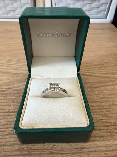 Ernest jones 18ct gold 75ct - 18ct, 0.75ct