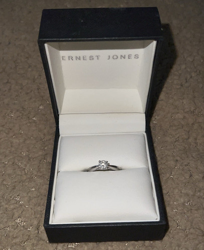 Ernest jones 9ct white - jones, gold