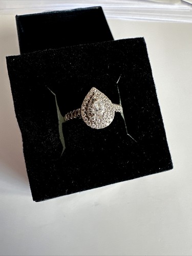 18ct white gold pear - pear, diamond