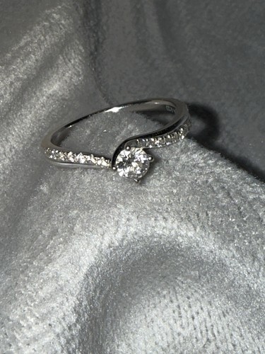 18ct white gold0 33ct total - white,